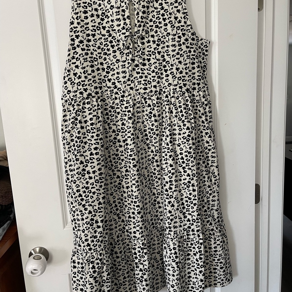 Tradlands Stylish Birdie Sleeveless Black and White Dress